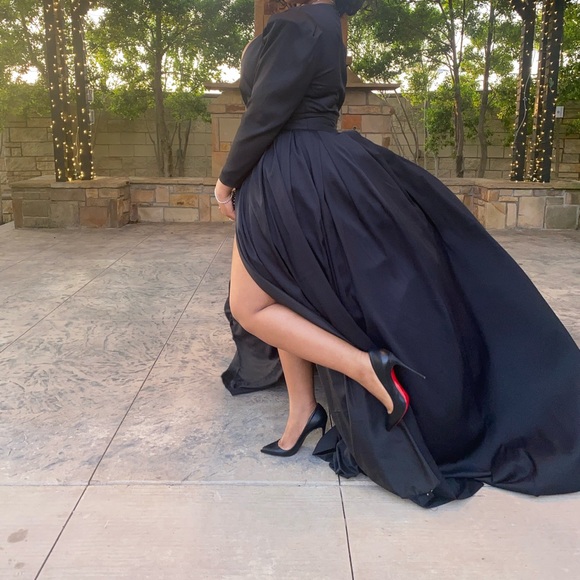 Black gown - Picture 3 of 3